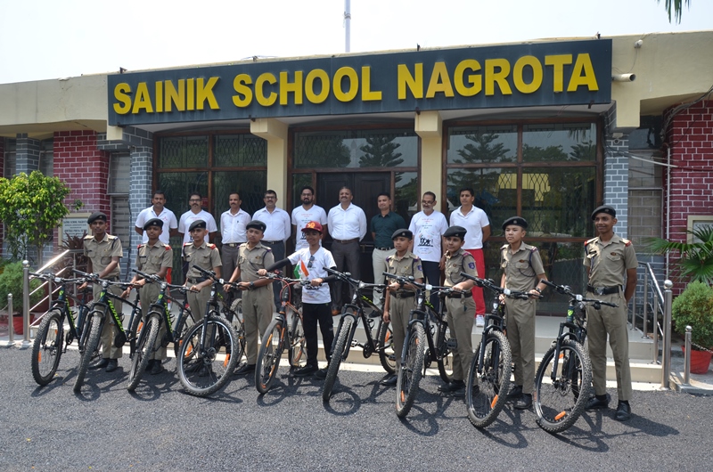 SAINIK SCHOOL NAGROTA GIVES WARM RECEPTION TO BICYCLE BOY ARAV BHARDWAJ ON HIS KARGIL TO DELHI CYCLING EXPEDITION