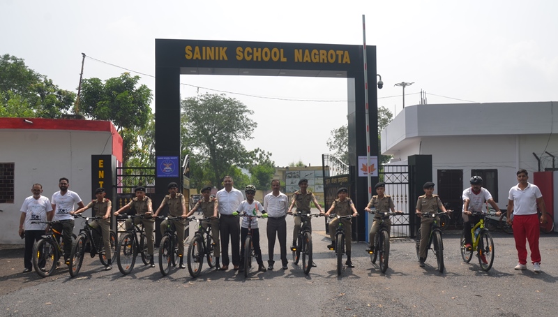 SAINIK SCHOOL NAGROTA GIVES WARM RECEPTION TO BICYCLE BOY ARAV BHARDWAJ ON HIS KARGIL TO DELHI CYCLING EXPEDITION